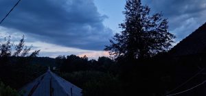 seara cu cer innorat, peisaj frumos