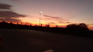 rasarit frumos rosiatic, cu nori