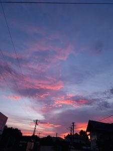 Imagine cu norii luminați de soare, norii roșii la rasarit