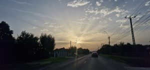 Soare, nori. Soarele imprastie razele si alunga norii.